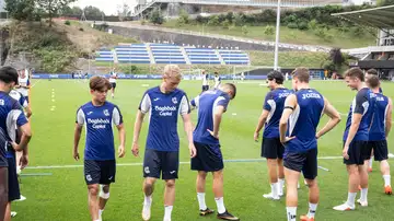 Los jugadores de la Real Sociedad durante un entrenamiento Los jugadores de la Real Sociedad durante un entrenamiento