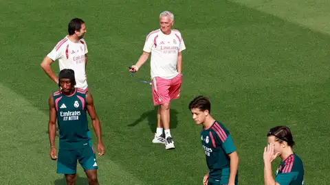 Último entrenamiento del Madrid antes de su debut oficial Último entrenamiento del Madrid antes de su debut oficial