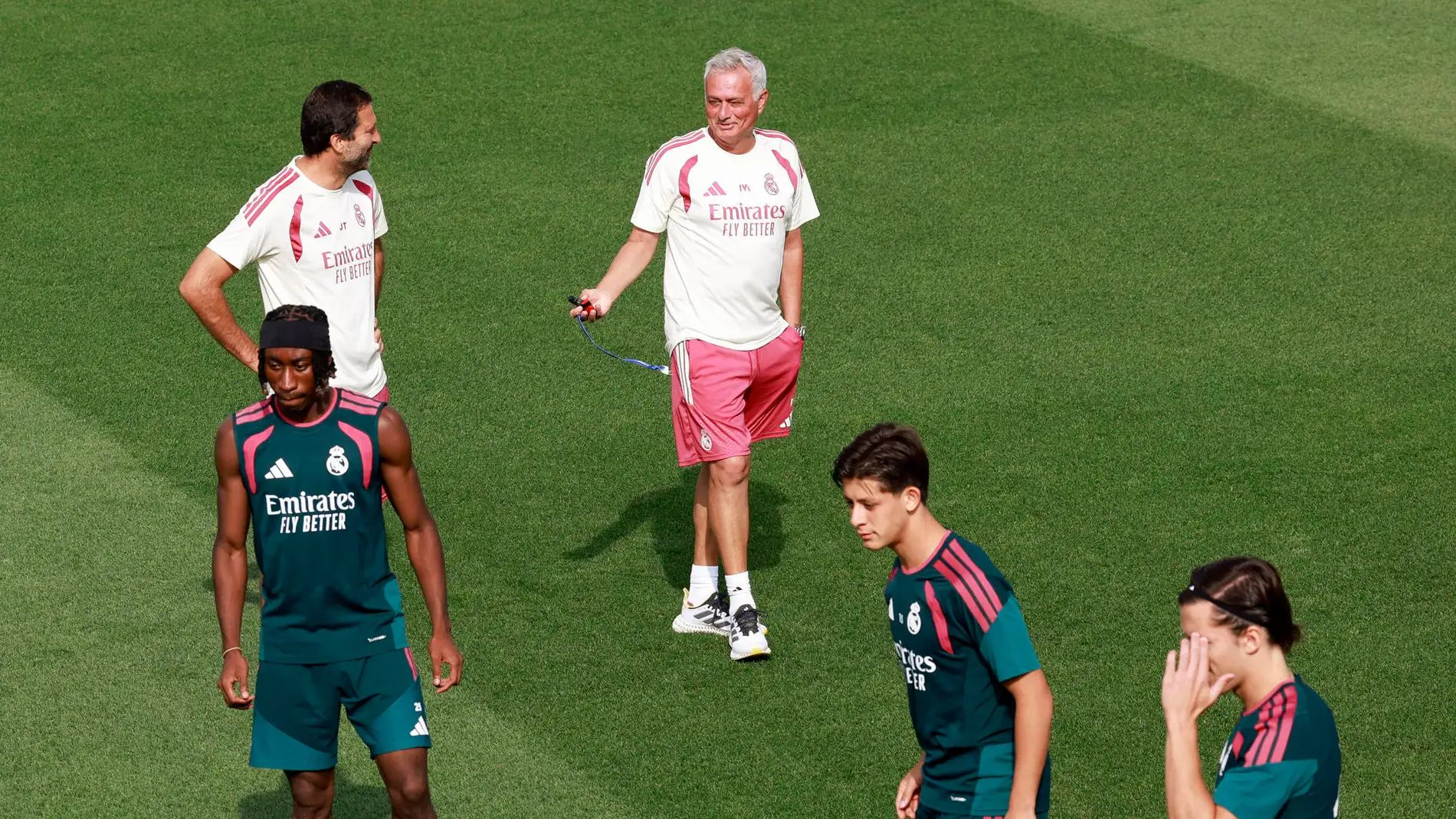 Último entrenamiento del Madrid antes de su debut oficial Último entrenamiento del Madrid antes de su debut oficial