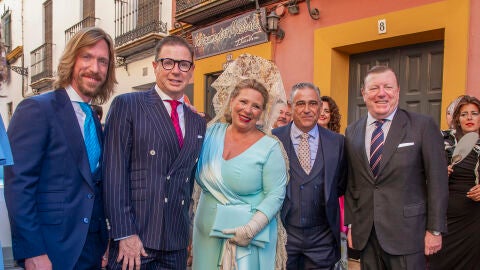 Maite Cadaval junto a sus hermanos Jorge y César y su difunto marido Alberto