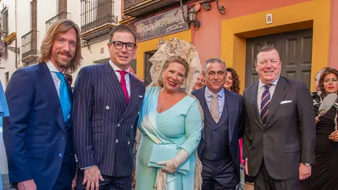 Maite Cadaval junto a sus hermanos Jorge y César y su difunto marido Alberto Maite Cadaval junto a sus hermanos Jorge y César y su difunto marido Alberto