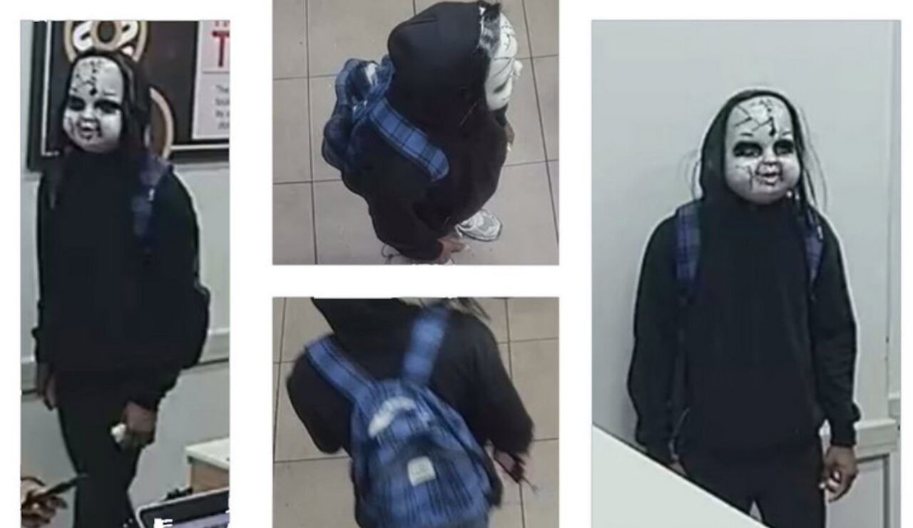 Un hombre enmascarado de Chucky aterroriza Filadelfia (Estados Unidos) persiguiendo y amenazando a la gente