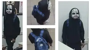 Un hombre enmascarado de Chucky aterroriza Filadelfia (Estados Unidos) persiguiendo y amenazando a la gente Un hombre enmascarado de Chucky aterroriza Filadelfia (Estados Unidos) persiguiendo y amenazando a la gente