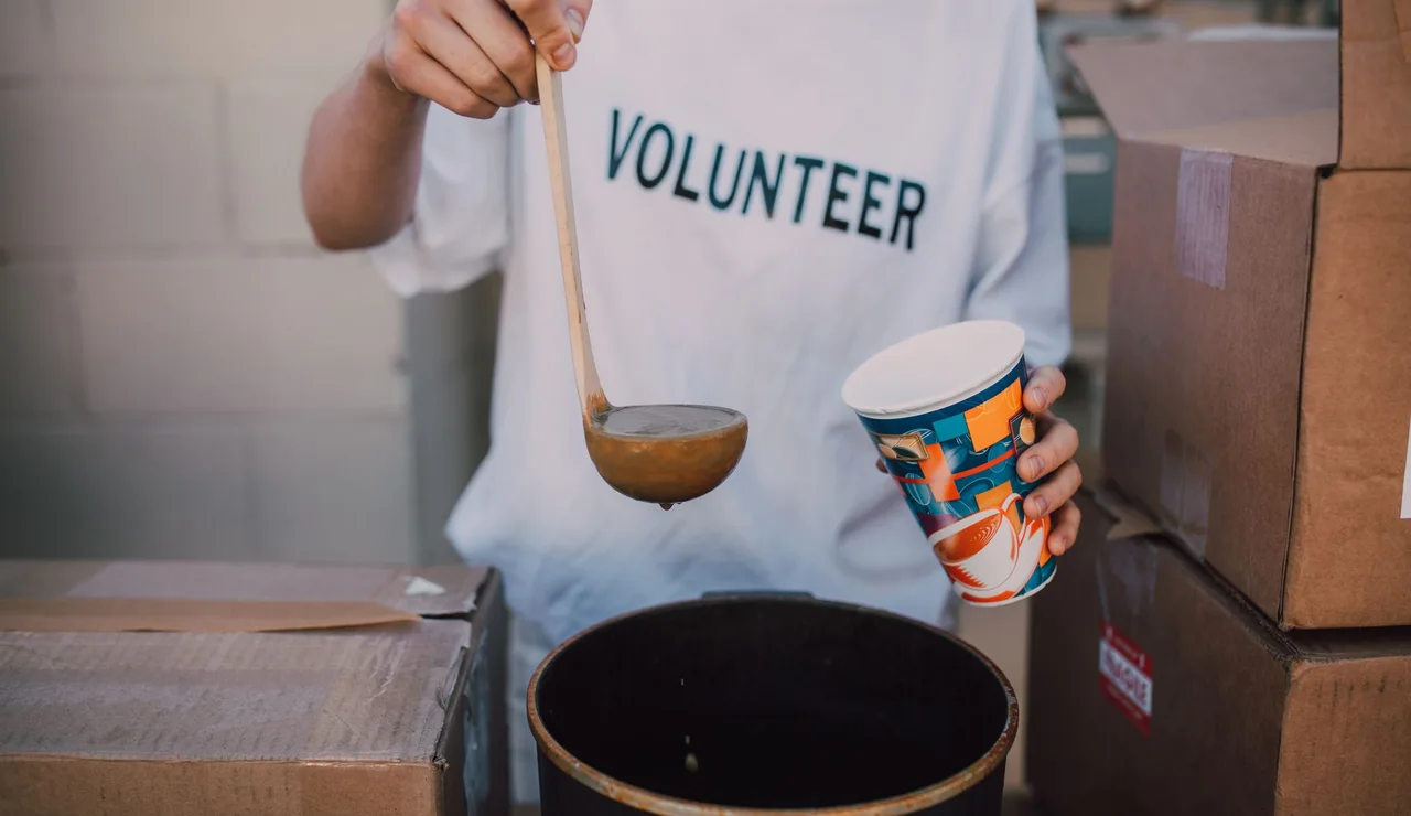 CONFEMAC impulsa “Da el paso y deja huella”, la campaña que visibiliza el voluntariado de las personas mayores