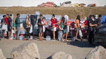 Miembros de la Cruz Roja reparten comida a los inmigrantes en una playa, a 21 de agosto de 2026, en Ceuta (Espa&ntilde;a). Ceuta sigue afrontando una grave crisis humanitaria despu&eacute;s de la hist&oacute;rica entrada masiva de m&aacute;s de 70.000 migrantes a nado por el Tarajal durante los d&iacute;as 30 y 31 del pasado mes de julio. Aunque actualmente el despliegue policial y el refuerzo de la frontera por parte de las autoridades marroqu&iacute;es han conseguido frenar las entradas, la ciudad aut&oacute;noma sigue enfrentando una gra...