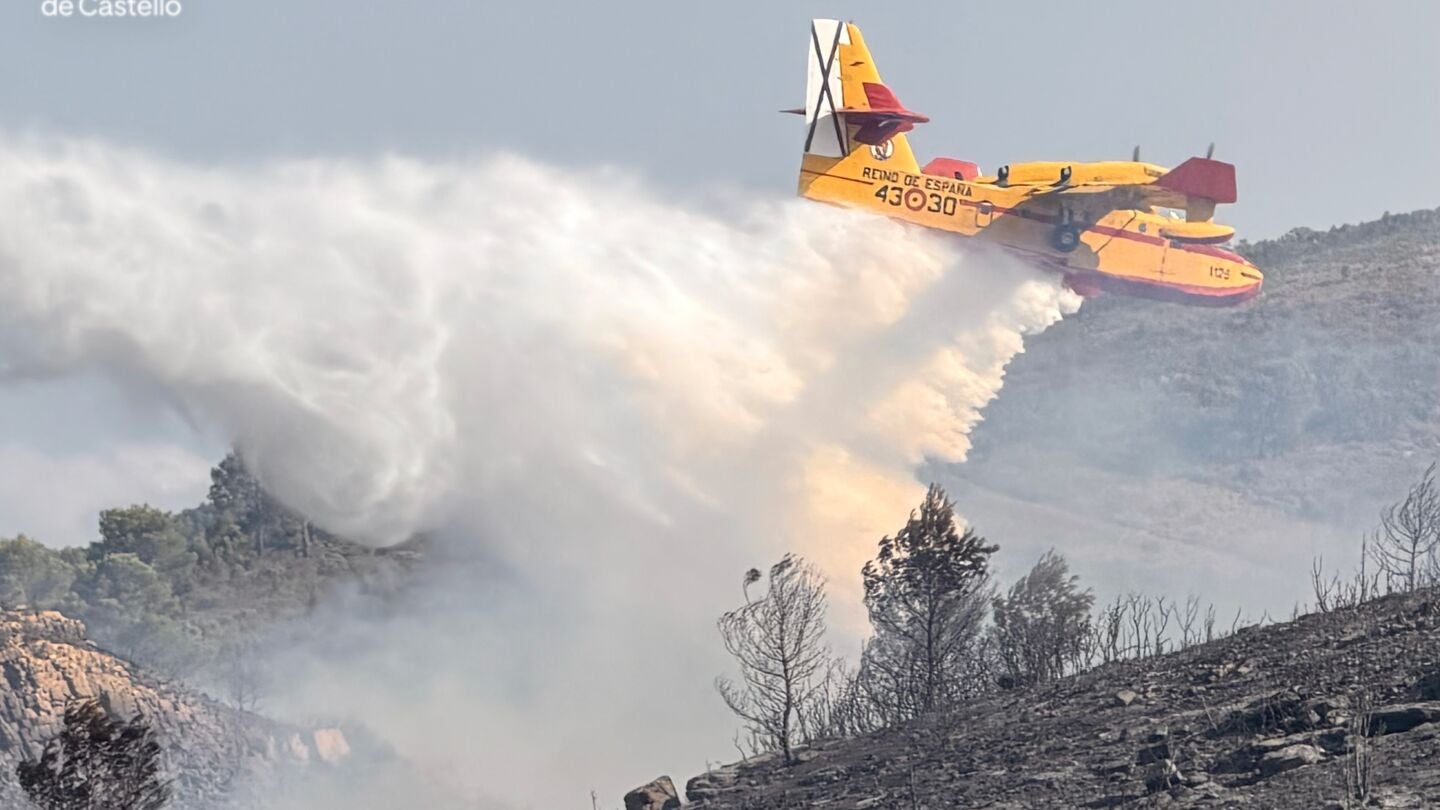Un medio a&eacute;reos descarga sobre el fuego en la Calderona REMITIDA / HANDOUT por CONSORCIO PROVINCIAL DE CASTELL&Oacute;N Fotograf&iacute;a remitida a medios de comunicaci&oacute;n exclusivamente para ilustrar la noticia a la que hace referencia la imagen, y citando la procedencia de la imagen en la firma 21/08/2026
