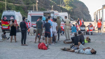Miembros de la Cruz Roja atienden a los inmigrantes en una playa, a 21 de agosto de 2026, en Ceuta (Espa&ntilde;a). Ceuta sigue afrontando una grave crisis humanitaria despu&eacute;s de la hist&oacute;rica entrada masiva de m&aacute;s de 70.000 migrantes a nado por el Tarajal durante los d&iacute;as 30 y 31 del pasado mes de julio. Aunque actualmente el despliegue policial y el refuerzo de la frontera por parte de las autoridades marroqu&iacute;es han conseguido frenar las entradas, la ciudad aut&oacute;noma sigue enfrentando una grave cris...