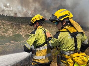 Bomberos en la extinci&oacute;n del incendio de Segorbe (Castell&oacute;n) REMITIDA / HANDOUT por CONSORCIO PROVINCIAL CASTELL&Oacute;N Fotograf&iacute;a remitida a medios de comunicaci&oacute;n exclusivamente para ilustrar la noticia a la que hace referencia la imagen, y citando la procedencia de la imagen en la firma 21/08/2026
