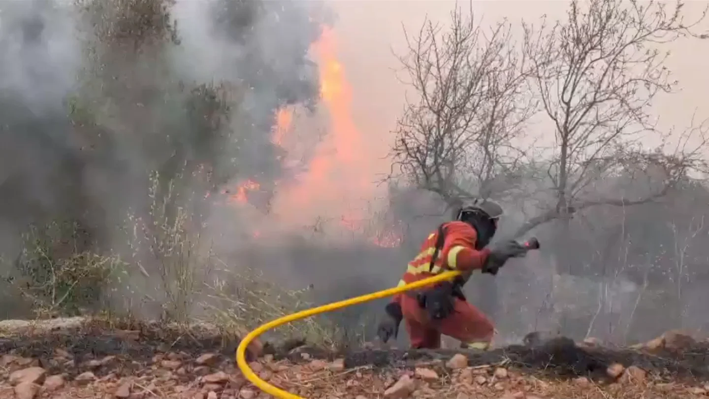 El incendio de Segorbe amenaza Gátova mientras mejoran los grandes fuegos de Cáceres y Huesca El incendio de Segorbe amenaza Gátova mientras mejoran los grandes fuegos de Cáceres y Huesca