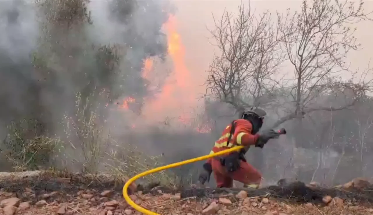 El incendio de Segorbe amenaza Gátova mientras mejoran los grandes fuegos de Cáceres y Huesca