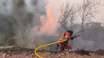 El incendio de Segorbe amenaza Gátova mientras mejoran los grandes fuegos de Cáceres y Huesca El incendio de Segorbe amenaza Gátova mientras mejoran los grandes fuegos de Cáceres y Huesca