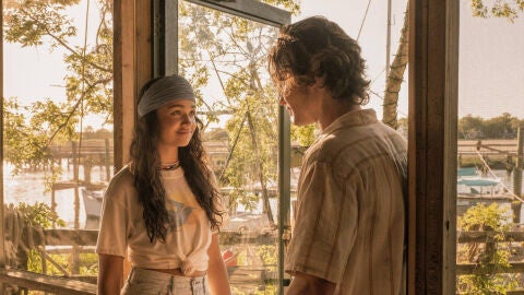 Madison Bailey y Chase Stokes en la temporada 1 de Outer Banks