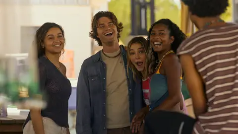 Madison Bailey, Chase Stokes, Madelyn Cline y Carlacia Grant en la temporada 5 de Outer Banks Madison Bailey, Chase Stokes, Madelyn Cline y Carlacia Grant en la temporada 5 de Outer Banks