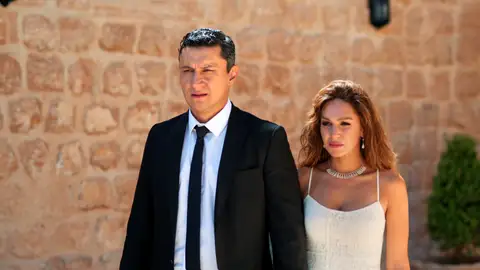 Sahin y Nare llegan recién casados a casa y se encuentran con el peor recibimiento Sahin y Nare llegan recién casados a casa y se encuentran con el peor recibimiento