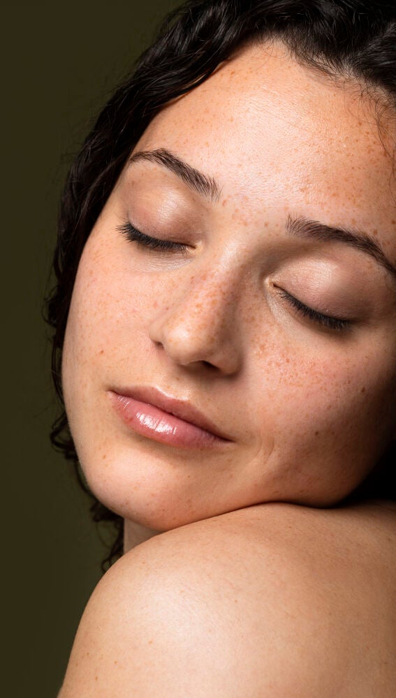 Mujer con pecas