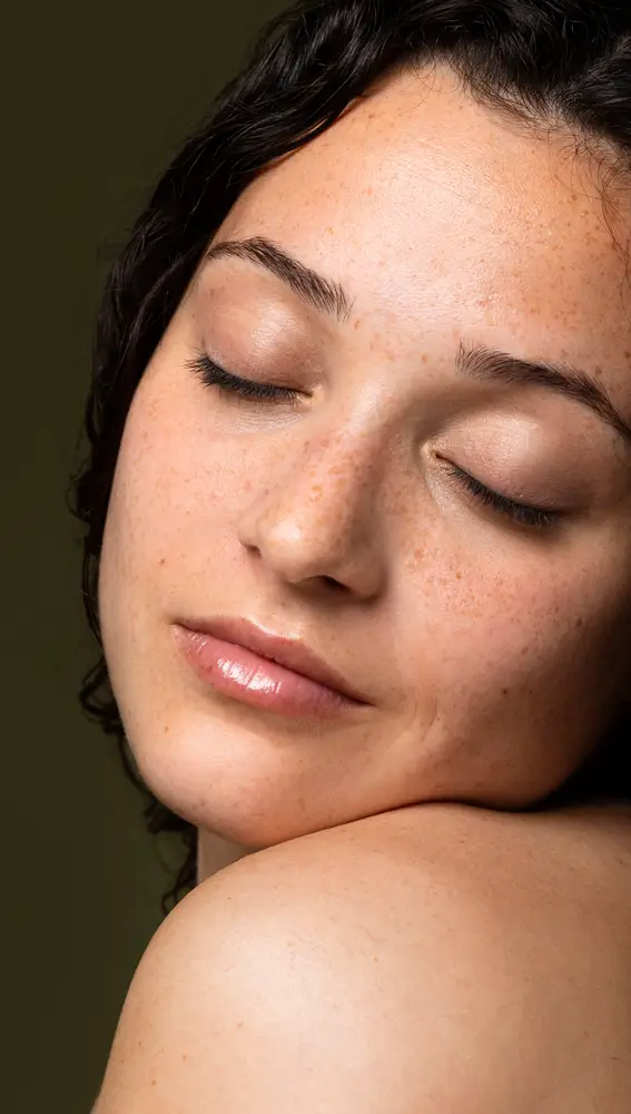 Mujer con pecas Mujer con pecas