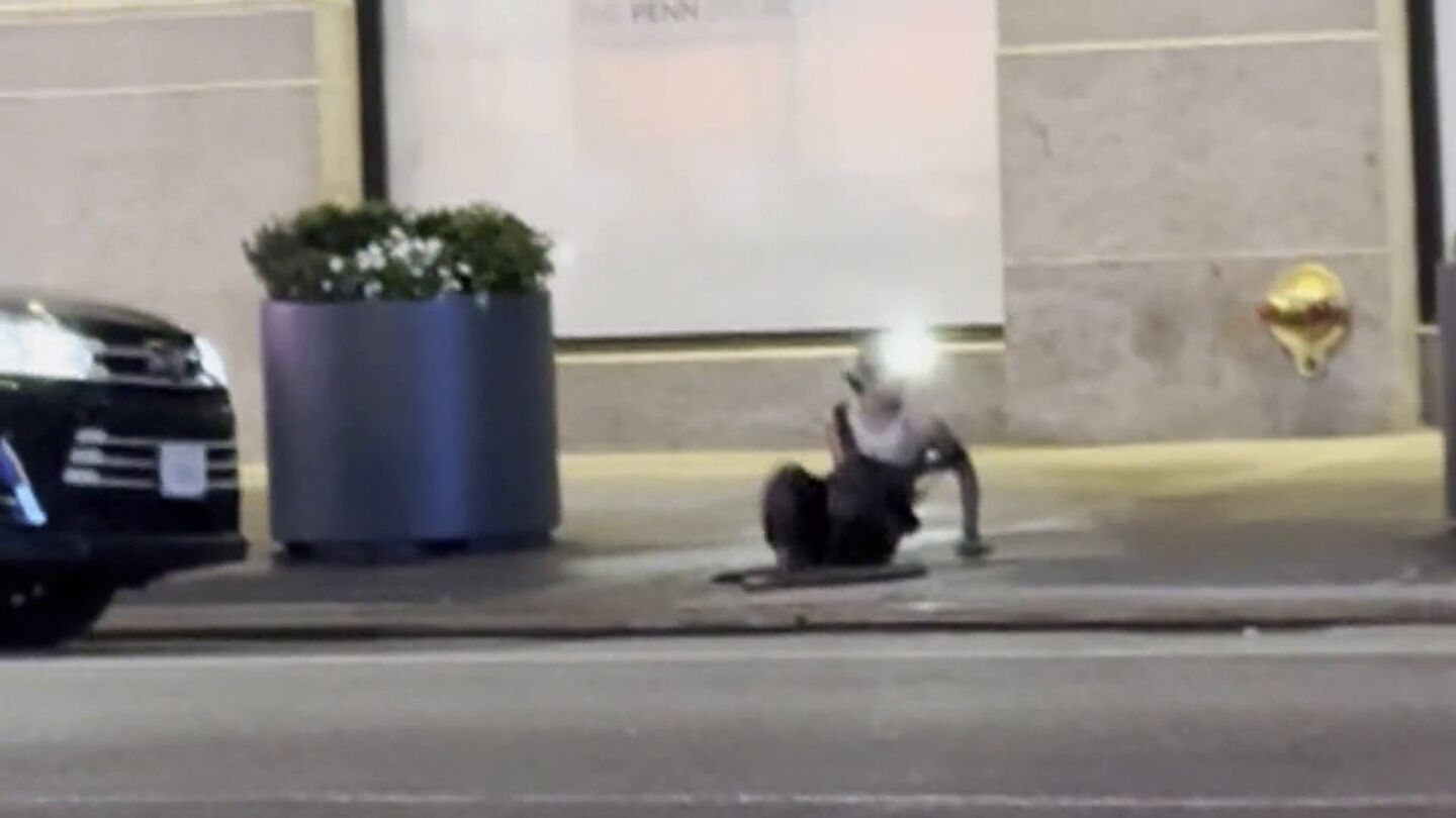 Imagen de un hombre saliendo de una alcantarilla de Nueva York