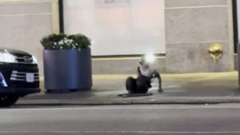 Imagen de un hombre saliendo de una alcantarilla de Nueva York
