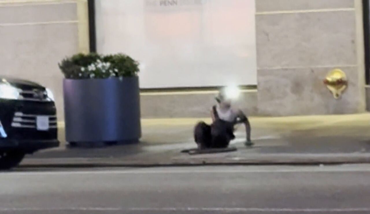 Imagen de un hombre saliendo de una alcantarilla de Nueva York