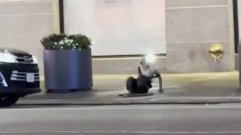 Imagen de un hombre saliendo de una alcantarilla de Nueva York Imagen de un hombre saliendo de una alcantarilla de Nueva York