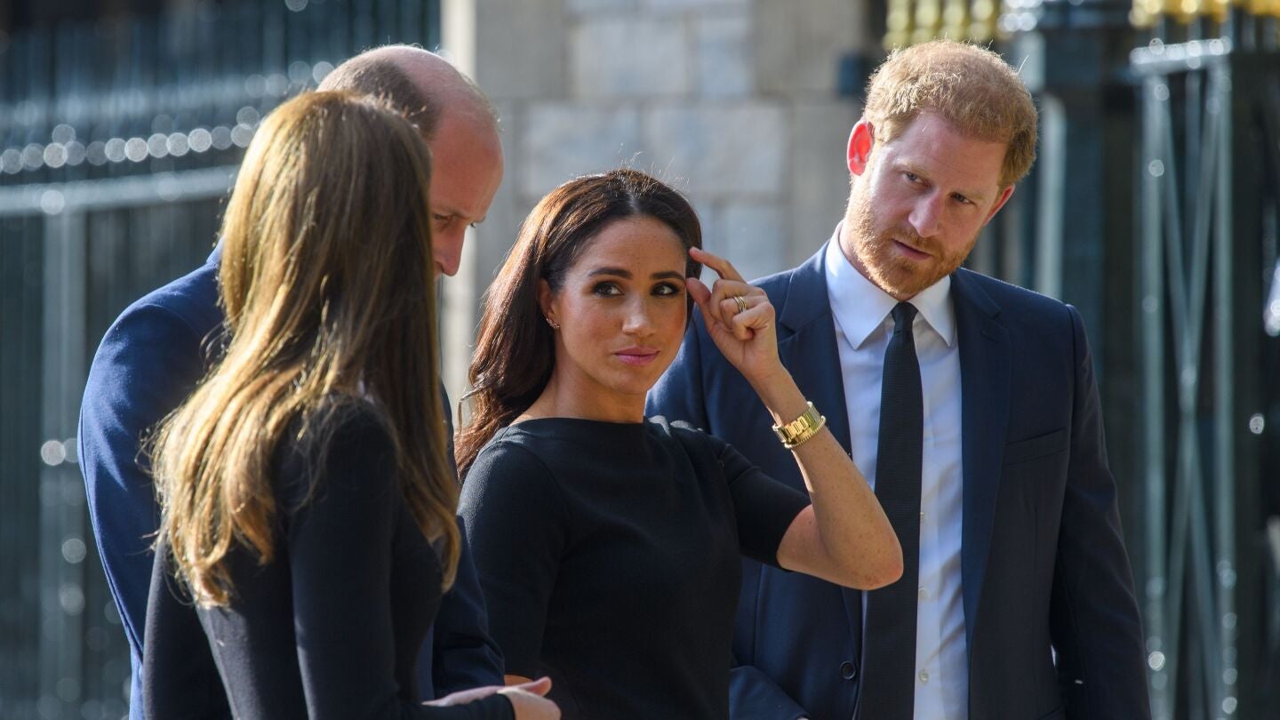 El pr&iacute;ncipe Guillermo y Kate Middleton con el pr&iacute;ncipe Harry y Meghan Markle tras el fallecimiento de la reina Isabel II en Windsor, en septiembre de 2022