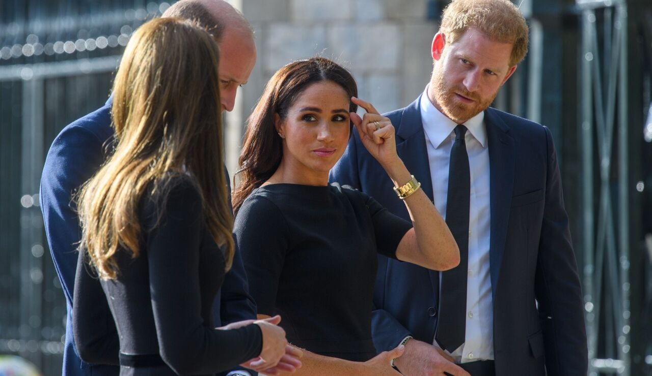 El pr&iacute;ncipe Guillermo y Kate Middleton con el pr&iacute;ncipe Harry y Meghan Markle tras el fallecimiento de la reina Isabel II en Windsor, en septiembre de 2022