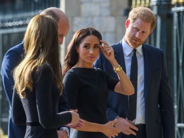 El pr&iacute;ncipe Guillermo y Kate Middleton con el pr&iacute;ncipe Harry y Meghan Markle tras el fallecimiento de la reina Isabel II en Windsor, en septiembre de 2022