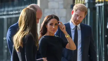 El príncipe Guillermo y Kate Middleton con el príncipe Harry y Meghan Markle tras el fallecimiento de la reina Isabel II en Windsor, en septiembre de 2022 El príncipe Guillermo y Kate Middleton con el príncipe Harry y Meghan Markle tras el fallecimiento de la reina Isabel II en Windsor, en septiembre de 2022