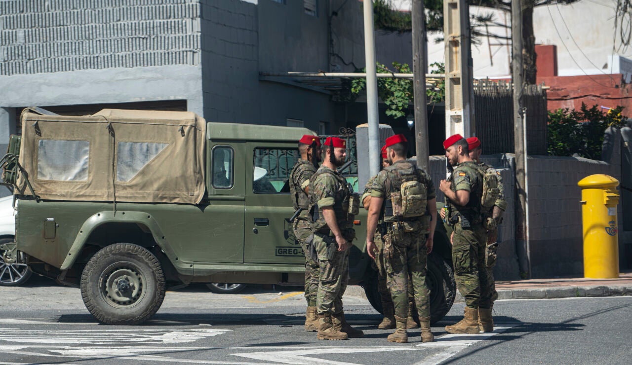 Imagen de varios militares Regulares en Ceuta