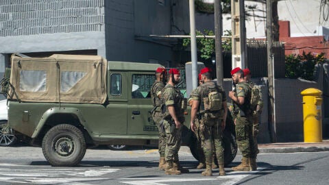 Imagen de varios militares Regulares en Ceuta