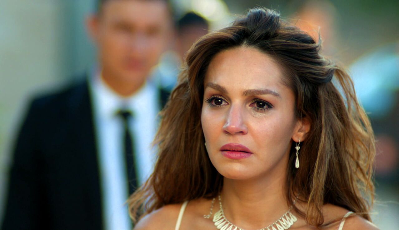 Cihan obliga a Nare a elegir entre Sahin y su familia y ella lo sacrifica todo por amor