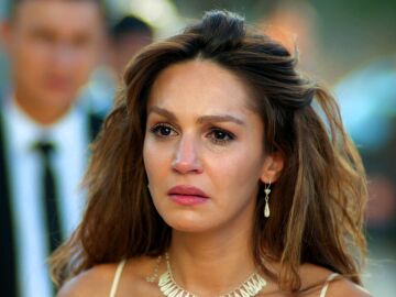 Cihan obliga a Nare a elegir entre Sahin y su familia y ella lo sacrifica todo por amor
