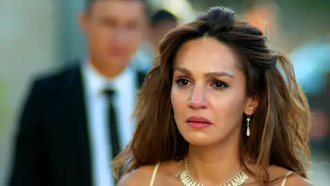 Cihan obliga a Nare a elegir entre Sahin y su familia y ella lo sacrifica todo por amor Cihan obliga a Nare a elegir entre Sahin y su familia y ella lo sacrifica todo por amor