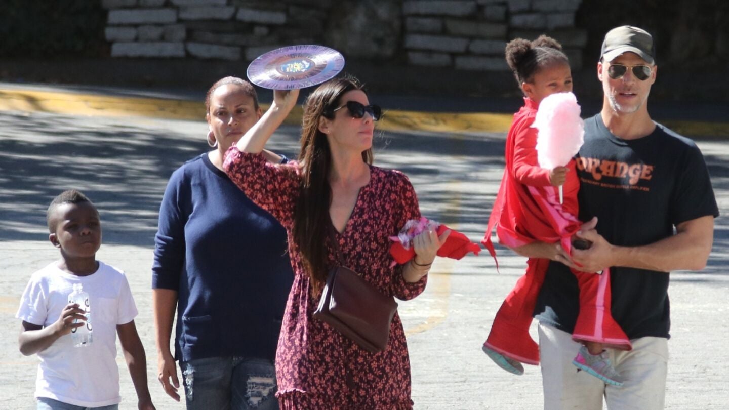 Sandra Bullock con Bryan Randall y sus hijos