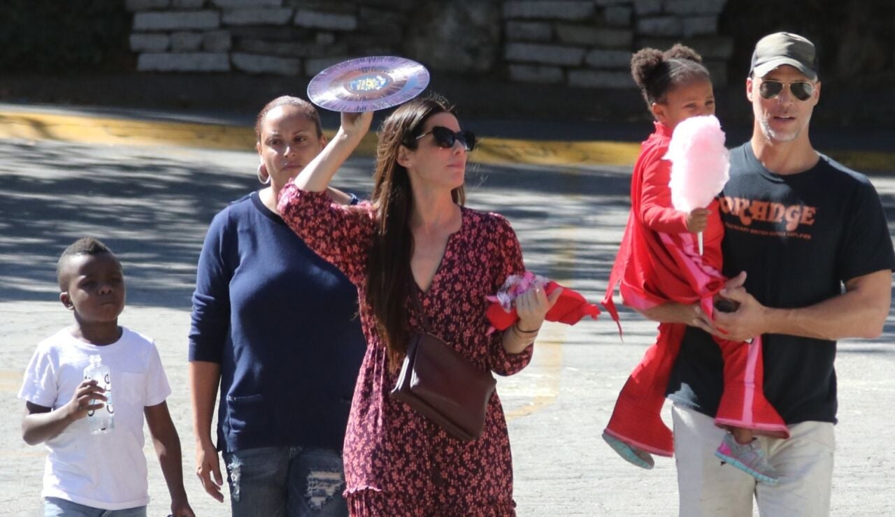 Sandra Bullock con Bryan Randall y sus hijos