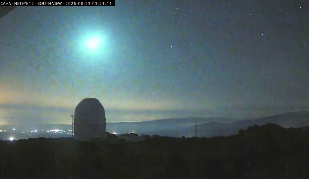 Una espectacular bola de fuego sobrevuela el mar de Albor&aacute;n a 77.000 kil&oacute;metros por hora