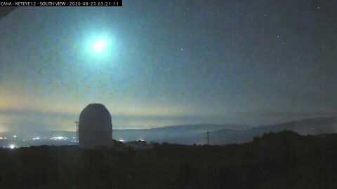 El momento en el que una espectacular bola de fuego sobrevuela el mar de Albor&aacute;n a 77.000 kil&oacute;metros por hora