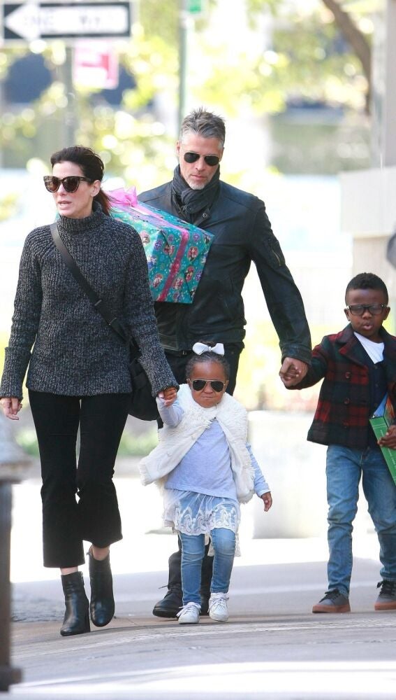 Sandra Bullock con Bryan Randall y sus hijos