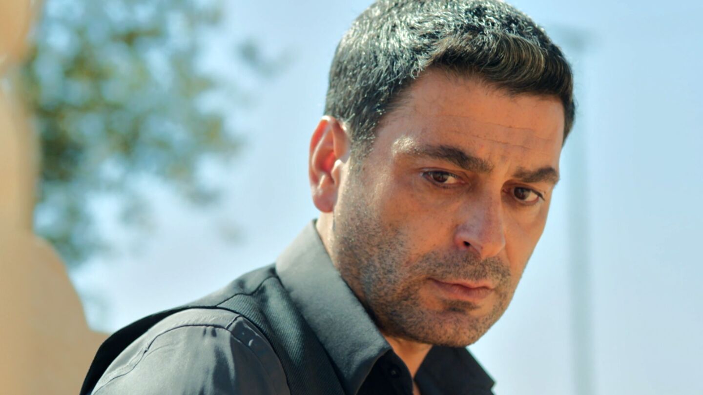 Cihan rompe a llorar ante la tumba de su hermano en una desgarradora confesi&oacute;n: "Me enamor&eacute;, perd&oacute;name"