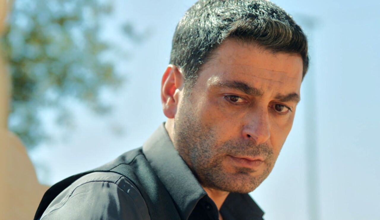 Cihan rompe a llorar ante la tumba de su hermano en una desgarradora confesi&oacute;n: "Me enamor&eacute;, perd&oacute;name"