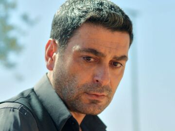 Cihan rompe a llorar ante la tumba de su hermano en una desgarradora confesi&oacute;n: "Me enamor&eacute;, perd&oacute;name"