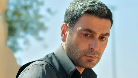 Cihan rompe a llorar ante la tumba de su hermano en una desgarradora confesión: "Me enamoré, perdóname" Cihan rompe a llorar ante la tumba de su hermano en una desgarradora confesión: "Me enamoré, perdóname"