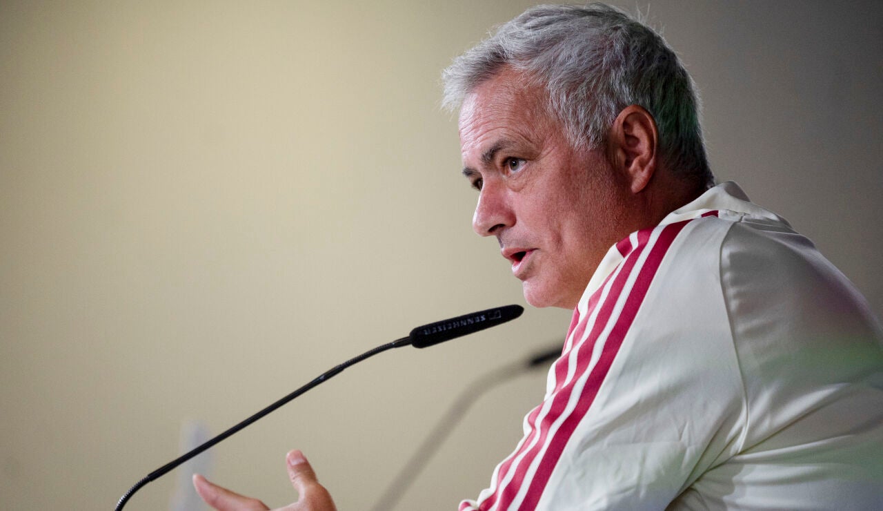 Mourinho atiende a los medios en Valdebebas