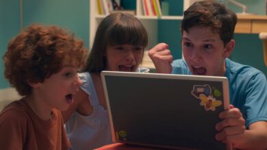 Los niños la lían con el “email bomba” que puede cambiarlo todo 