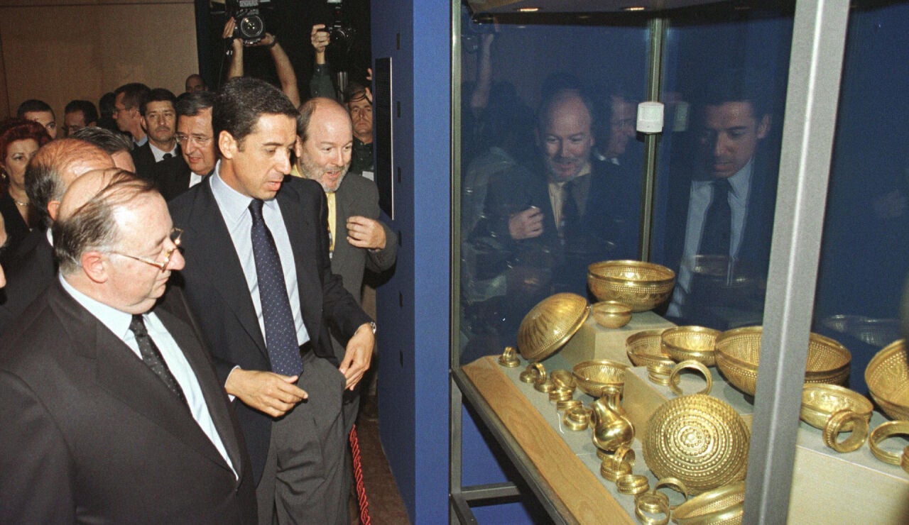 magen de archivo del expresidente de la Generalitat Eduardo Zaplana (c) contemplando el Tesoro de Villen