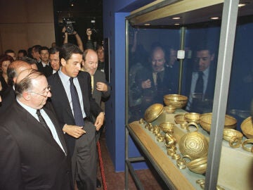 magen de archivo del expresidente de la Generalitat Eduardo Zaplana (c) contemplando el Tesoro de Villen magen de archivo del expresidente de la Generalitat Eduardo Zaplana (c) contemplando el Tesoro de Villen