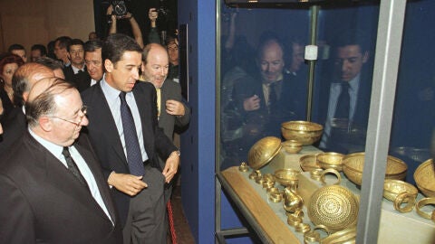 magen de archivo del expresidente de la Generalitat Eduardo Zaplana (c) contemplando el Tesoro de Villen