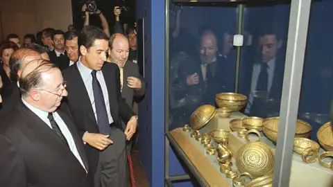 magen de archivo del expresidente de la Generalitat Eduardo Zaplana (c) contemplando el Tesoro de Villen magen de archivo del expresidente de la Generalitat Eduardo Zaplana (c) contemplando el Tesoro de Villen