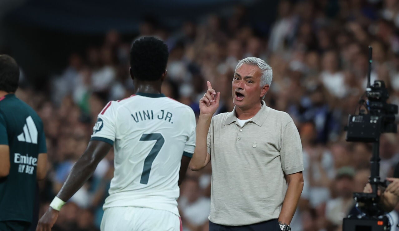 Mourinho le hace un gesto a Vin&iacute;cius en el Bernab&eacute;u