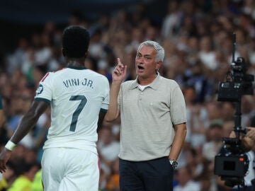 Mourinho le hace un gesto a Vin&iacute;cius en el Bernab&eacute;u